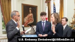 Isiphathamandla sogatsha lweU.S. State Department uMnu
Richard R. Verma (osesandleni sokhohlo) efungisa ummeli weMelika omutsha eZimbabwe uAmbassador Pamela Tremont (osesandleni sokudla). Pic CRedit: U.S. Embassy Zimbabwe/@USEmbZim