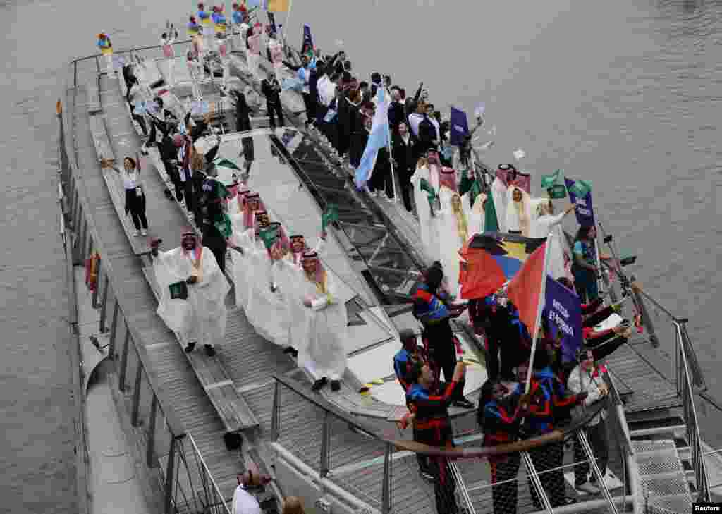 El equipo de Arabia Saudita en el desfile flotante en el río Sena.