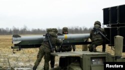 Военнослужащие испанской армии проводят испытания наземной ракетной установки ПВО средней дальности NASAMS на авиабазе в Лиелварде, Латвия. 29 марта 2023 года
