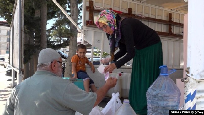 Sermin ve Fadime Yardımcıoğlu bölge halkının tatlılarına gösterdikleri ilgiden memnun