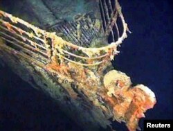 ARCHIVO: La barandilla de proa de babor del Titanic se encuentra a 12.600 pies bajo agua a unas 400 millas al este de Nueva Escocia, como se fotografió como parte de una expedición científica y de recuperación conjunta patrocinada por Discovery Channel y RMS Titantic. Reuters/Foto de archivo/Foto de archivo