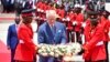 Charles III a déposé une gerbe sur la tombe du soldat inconnu dans les "jardins de la liberté" où a été hissé en décembre 1963 le drapeau du Kenya, à la place de "l'Union Jack" britannique.