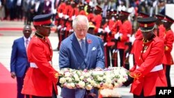 Charles III a déposé une gerbe sur la tombe du soldat inconnu dans les "jardins de la liberté" où a été hissé en décembre 1963 le drapeau du Kenya, à la place de "l'Union Jack" britannique.