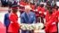 Charles III a déposé une gerbe sur la tombe du soldat inconnu dans les "jardins de la liberté" où a été hissé en décembre 1963 le drapeau du Kenya, à la place de "l'Union Jack" britannique.