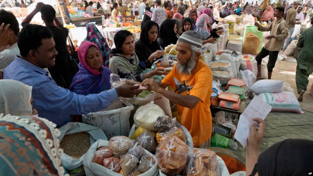 Warga Pakistan membeli barang kebutuhan sehari-hari yang disubsidi pemerintah provinsi di Karachi, Pakistan, 12 April 2023. (Foto: AP)