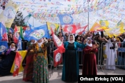 Gaziantep'te yöresel kıyafet ve renklerin ön planda olduğu Nevruz kutlamasında sloganlar ve müzik eşliğinde halaylar çekildi, 17 Mart 2024. 