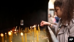 Ова се случи еден ден откако 13-годишно момче, наводно, отворило оган во училиште во Белград, при што уби девет и рани седум