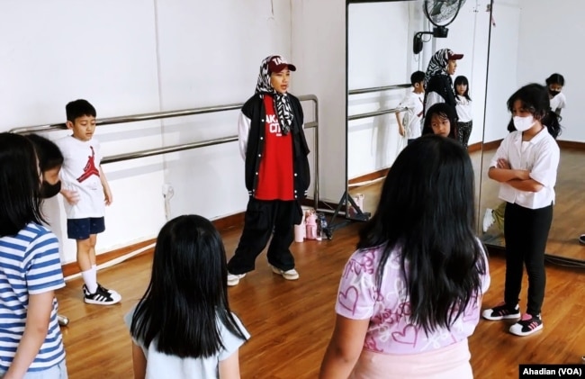 Viera mengajar kelas tari untuk anak-anak di Rafa Dance International, Jakarta, 18 April 2024. (Foto: Ahadian Utama/VOA)
