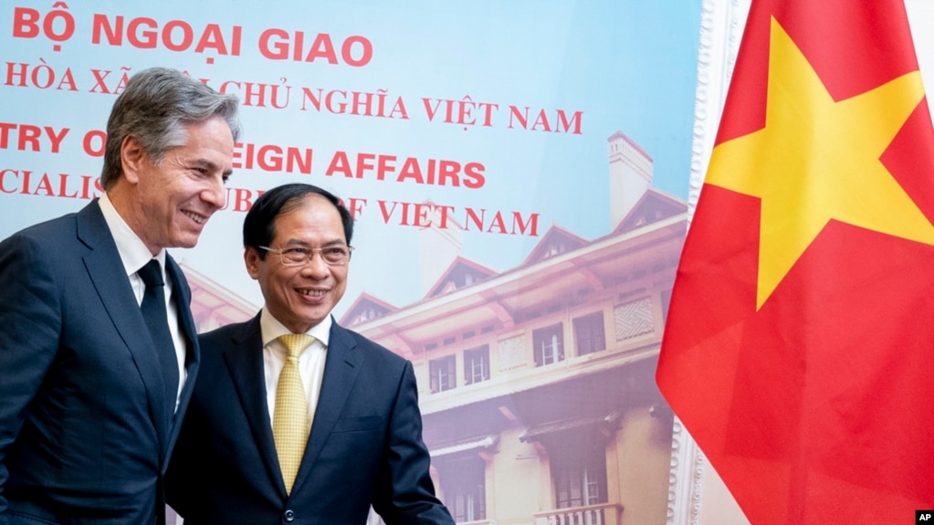 2023 年 4 月 15 日，美国国务卿安东尼·布林肯（左）和越南外交部长裴青山在越南河内的政府宾馆会面。(photo:VOA)