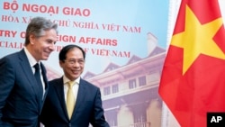 2023 年 4 月 15 日，美国国务卿安东尼·布林肯（左）和越南外交部长裴青山在越南河内的政府宾馆会面。