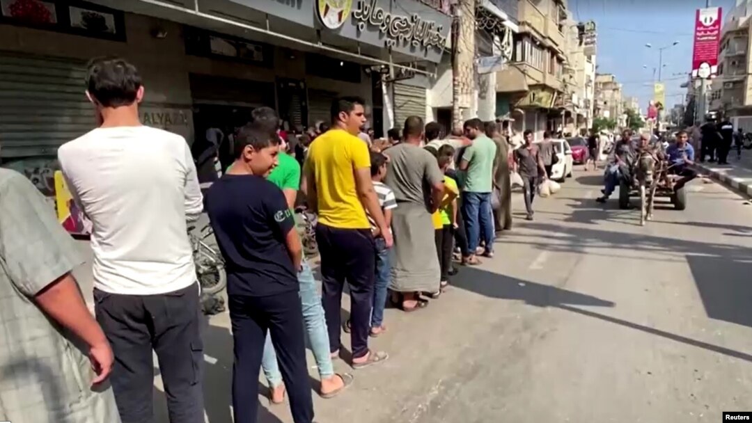 Người Palestine chờ mua bánh mì tại một tiệm bánh ở Khan Younis, phía nam Dải Gaza, ngày 14 tháng 10 năm 2023.