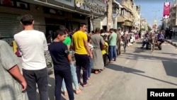 Palestinci čekaju da kupe kruh u pekari, u Kan Younisu u južnom pojasu Gaze, 14. oktobra 2023.