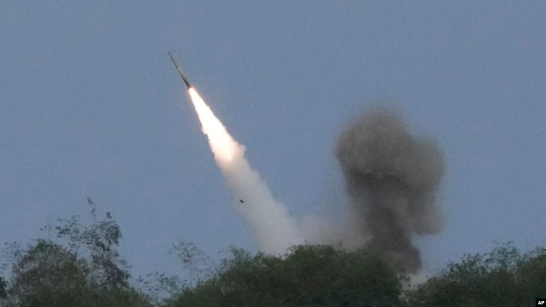 Hệ thống Rốc-két Pháo binh Cơ động Cao (HIMARS) được bắn thử tại căn cứ hải quân tỉnh Zambales, Philippines, ngày 26/4/2023. 