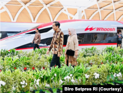 Presiden Joko Widodo dan Ibu Negara saat peresmian beroperasinya kereta cepat pertama di Asia Tenggara yang dinamakan “Whoosh”. (Foto: Courtesy/Biro Setpres)