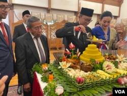 Syukuran Hari Kemerdekaan Indonesia. Duta Besar Rosan Roeslani memotong tumpeng disaksikan Ibu Duta Besar (Karlina/VOA).