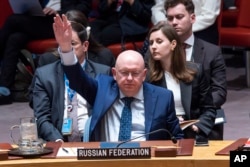 24일 바실리 네벤자 유엔주재 러시아대사가 유엔 안전보장이사회에서 핵무기 우주 배치 금지 결의안에 거부권을 행사하고 있다.
