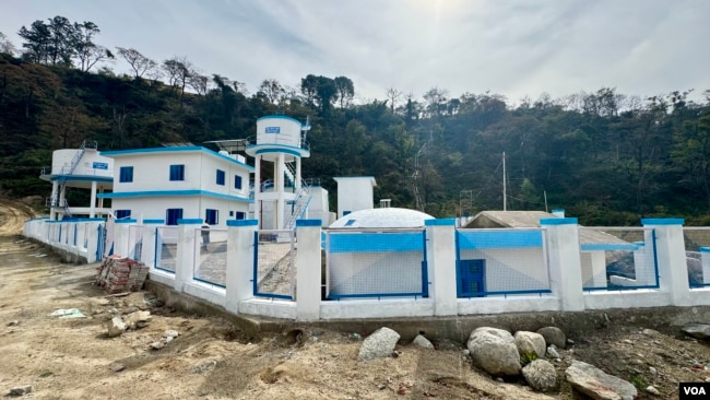 This water storage and treatment plant will supply water to about ten villages. (Rakesh Kumar/VOA)