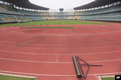 Stadion Gelora Bung Tomo, salah satu venue yang disiapkan menjadi tuan rumah FIFA U-20 World Cup, di Surabaya, Jawa Timur, Kamis, 30 Maret 2023. (Foto: AP)