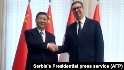 塞爾維亞總統亞歷山大·武契奇（Aleksandar Vucic）與造訪的中國國家主席習近平握手。 （2024年 5月8日）