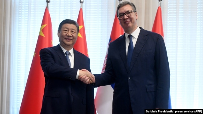塞尔维亚总统亚历山大·武契奇(Aleksandar Vucic)与到访的中国国家主席习近平握手。 (2024年 5月8日)