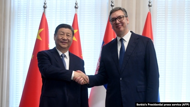 塞尔维亚总统亚历山大·武契奇（Aleksandar Vucic）与到访的中国国家主席习近平握手。 （2024年 5月8日）