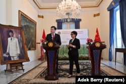 Menlu China Qin Gang berdiri bersama Menlu Retno Marsudi saat jumpa pers di Jakarta, 22 Februari 2023. (Foto: Adek Berry via REUTERS)