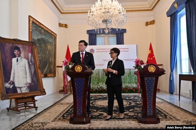 Menlu China Qin Gang berdiri bersama Menlu Retno Marsudi saat jumpa pers di Jakarta, 22 Februari 2023. (Foto: Adek Berry via REUTERS)