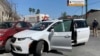 미국인 4명이 지난 3일 멕시코 입국 직후 무장괴한에 납치된 현장에 보안 관계자가 서 있다. 총탄 자국이 있는 흰색 미니밴에는 미국 노스캐롤라이나주 번호판이 부착돼 있다. 