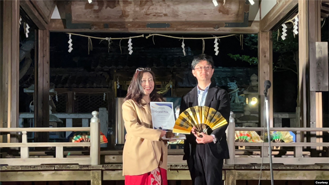 Konjen RI di Osaka, Diana Emilia Sari Sutikno menerima penghargaan untuk Indonesia di Festifal Film Pariwisata Dunia (JWTFF) ke-5 di Kuil Shinto Izukanda, pinggir Danau Biwa, Kyoto, 16 Maret 2023. (Foto: JWTFF)