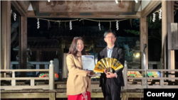 Konjen RI di Osaka, Diana Emilia Sari Sutikno menerima penghargaan untuk Indonesia di Festifal Film Pariwisata Dunia (JWTFF) ke-5 di Kuil Shinto Izukanda, pinggir Danau Biwa, Kyoto, 16 Maret 2023. (Foto: JWTFF)
