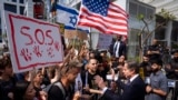 Menteri Luar Negeri AS Antony Blinken menyapa keluarga-keluarga para sandera Israel yang ditahan oleh Hamas di Gaza usai pertemuan di Tel Aviv, Israel, Rabu, 1 Mei 2024. (AP/Oded Balita)