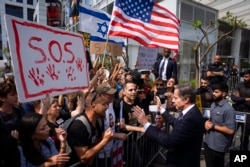 Američki državni sekretar Antony Blinken obraća se porodicama i prijateljima izraelskih talaca koje drži Hamas u Gazi, u Tel Avivu, 1. maja 2024.