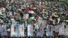 Para demonstran yang sebagian besar pendukung kelompok Houthi di Yemen membawa poster tentara Mesir yang tewas di Rafah, di demo di Sanaa, Yemen, Jumat, 7 Juni 2024. (Foto: Khaled Abdullah/Reuters)