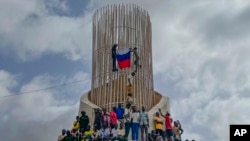 Los partidarios de la junta de Níger sostienen una bandera rusa en una protesta convocada para rechazar la interferencia extranjera en Niamey el 3 de agosto de 2023. Níger es el punto más reciente de fricción potencial entre China y el grupo paramilitar Wagner de Rusia.