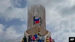 2023年8月3日，尼日尔军政府的支持者在抗议活动中举着俄罗斯国旗，呼吁抵制外国对尼亚美的干涉。（美联社照片）
