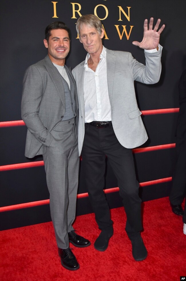 Zac Efron (kiri) dan Kevin Von Erich menghadiri pemutaran perdana "The Iron Claw" di DGA Theater, Los Angeles, Senin, 11 Desember 2023. (Jordan Strauss/Invision/AP)