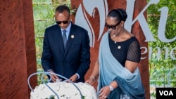 Le président Paul Kagame du Rwanda and son épouse déposent une gerbe de fleurs au Mémorial du Génocide à Kigali, le 7 avril 2024 ( Photo Jean Damascene Manishimwe/VOA) 