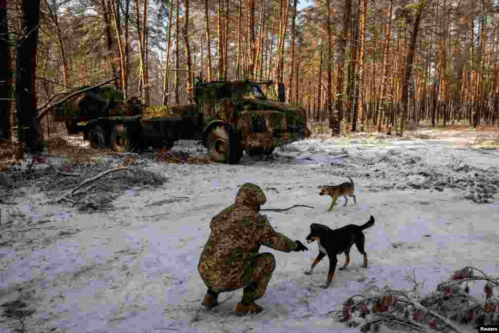 Un soldado de la 45.&ordf; Brigada de Artillería de Ucrania alimenta a un perro callejero cerca del obús autopropulsado Archer. El general de brigada Oleksandr Tarnavskyi habló después que los legisladores republicanos retrasaran un paquete de ayuda estadounidense y Hungría bloqueara la financiación de la Unión Europea para Kiev mientras lucha contra la invasión rusa.