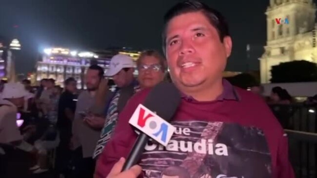 Decenas de personas llegan al emblemático Zócalo de la Ciudad de México