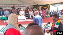 Umongameli Emmerson Mnangagwa egcotshwa.