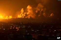 10月8日以色列空袭加沙城后大火和浓烟升起
