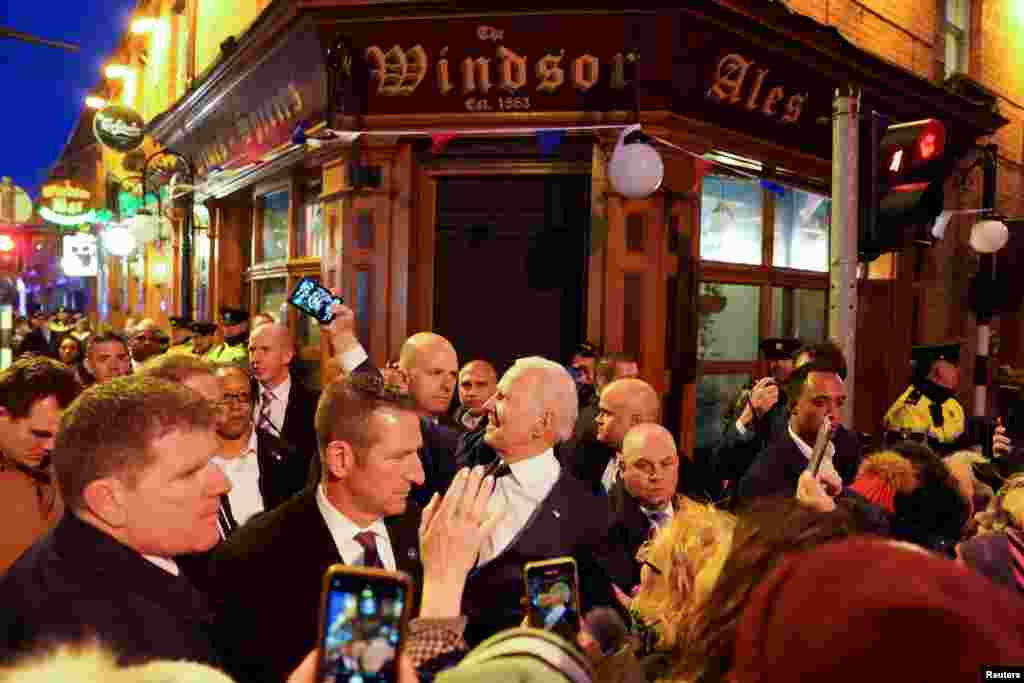 Американскиот претседател Џо Бајден прави селфи пред паб за време на неговата посета на Дандалк, Ирска. 
