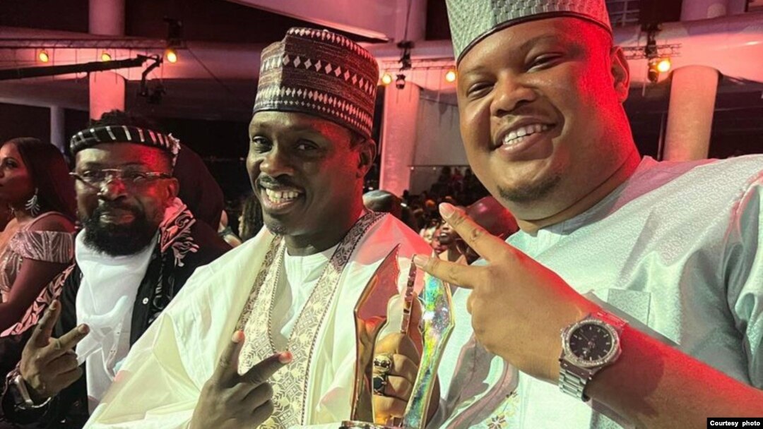 Bashir Mai Shadda bayan da ya karbi lambar yabo a bikin MVCA a Legas (Instagram/Bashir Mai Shadda)
