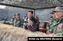 Pemimpin Korea Utara Kim Jong Un dan putrinya Kim Ju Ae menghadiri pelatihan unit tempur udara dan amfibi Tentara Rakyat Korea dalam gambar yang dirilis pada 16 Maret 2024. (Foto: KCNA via REUTERS)