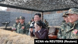 朝鲜官媒朝中社发布照片显示，朝鲜领导人金正恩和他的女儿金主爱观看朝鲜人民军空中和两栖作战部队的训练。 （2024年3月16日）