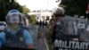 La policía despeja el área alrededor del Parque Lafayette y la Casa Blanca en Washington, mientras los manifestantes se reúnen para protestar por la muerte de George Floyd el 1 de junio de 2020.