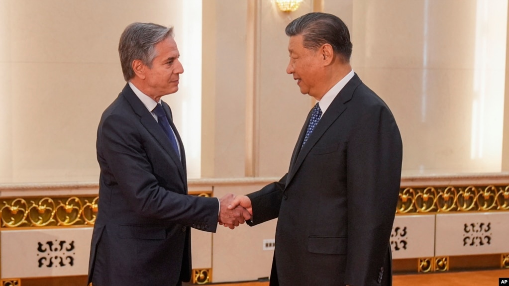 美国国务卿安东尼·布林肯(左)与中国国家主席习近平在北京人民大会堂会面。(2024年4月26日)(photo:VOA)
