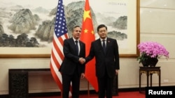 Secretário de Estado americano, Antony Blinken, cumprimenta o ministro das Relações Exteriores da China, Qin Gang, Pequim, China, 18 de Junho 2023