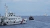 资料照：在美国海军一艘军机在天上盘旋监控下，两艘菲律宾供应船在一次危险的对峙中突破了中国海警船在托马斯第二浅滩附近的封锁。（2023年8月22日）