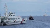 資料照：在美國海軍一艘軍機在天上盤旋監控下，兩艘菲律賓供應船在一次危險的對峙中突破了中國海警船在托馬斯第二淺灘附近的封鎖。（2023年8月22日）